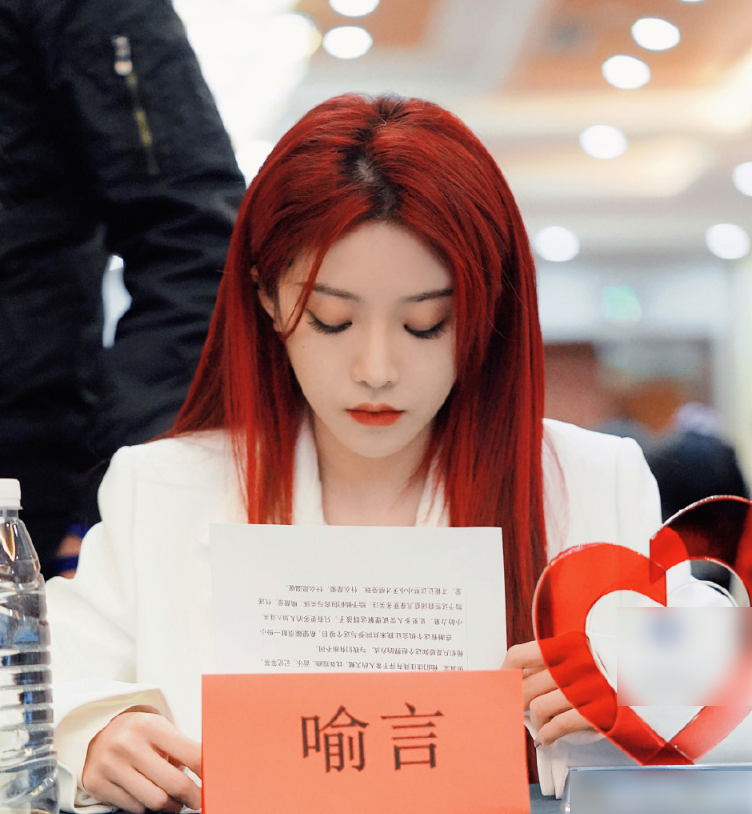 这也是非常符合喻言清冷的气质的,粉丝们对喻言的这个造型也是非常