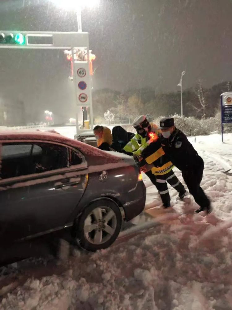 五师双河市执勤交警冒着大雪服务群众,保障道路畅通.