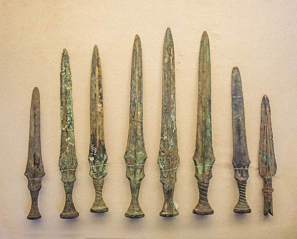 西汉以后,铁制兵器完全取代了青铜兵器,青铜剑从此退出了历史舞台.