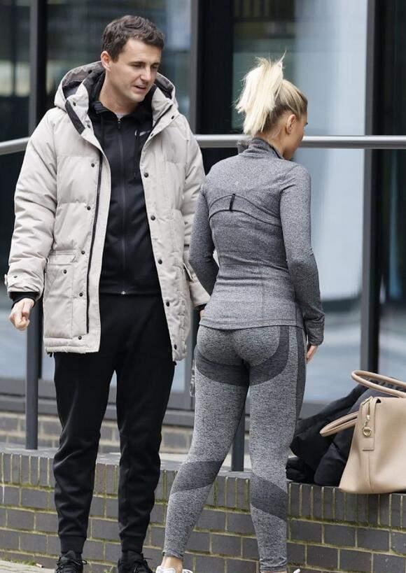 比莉·法尔斯(billie faiers)的身材好,魅力也足.