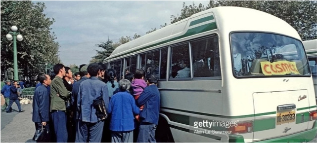 80年代中国历史老照片:1980年,那时的老式公交车,车里塞的满满的,不比