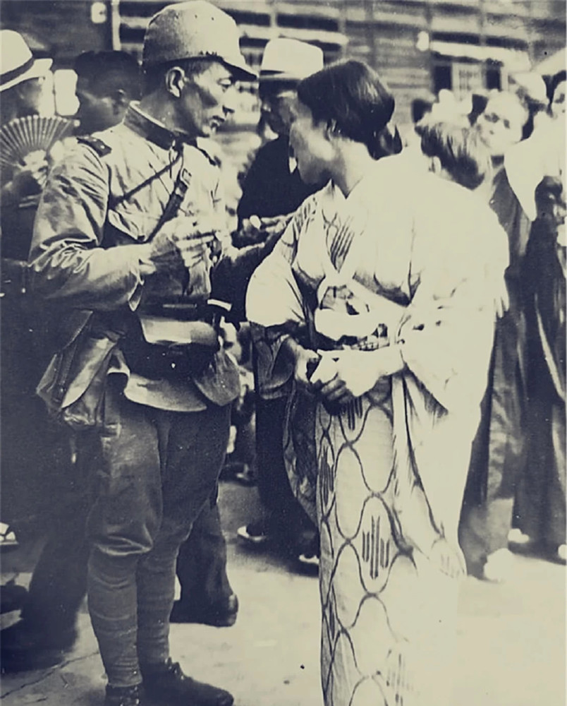 镜头下真实的日本鬼子,陪妻子闲逛的日本军官,图5被鬼子掳掠的女大学