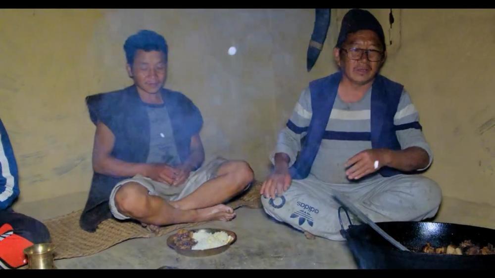 尼泊尔山区村长请大伙吃饭,炒一锅黑猪肉,月底了犒劳一下大伙