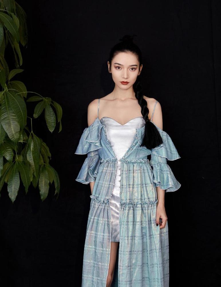 代斯不愧是杨幂的人,穿蓝色礼服裙摆铺开成扇形,秀曲线优雅极了