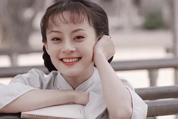 岁月对孙俪做啥了?年轻时民国装如水般惊艳,如今男相十足很硬朗