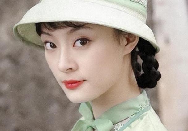岁月对孙俪做啥了?年轻时民国装如水般惊艳,如今男相十足很硬朗
