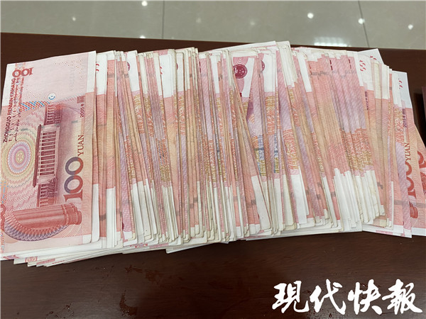 她当时惊出一身冷汗,因为包里有两万多块现金,都是救命钱.