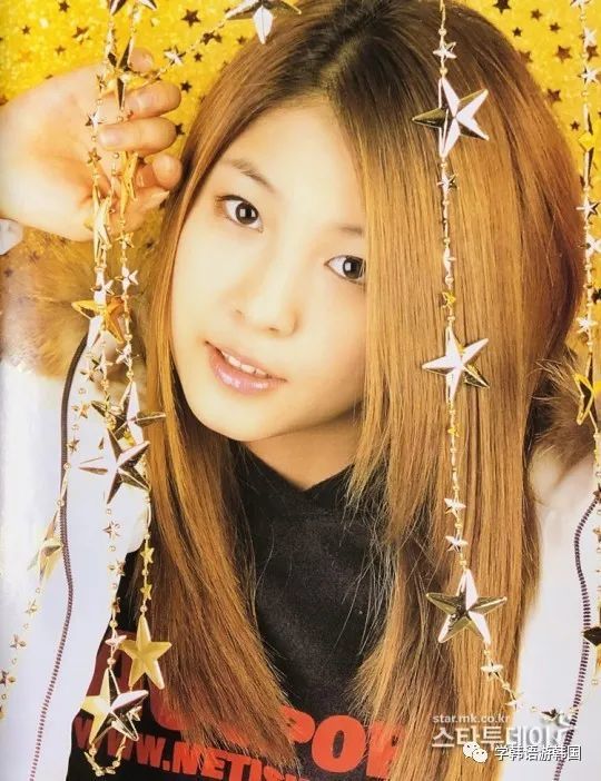 宝儿在2000年8月还是14岁孩子的时候出现在歌谣界,出道曲《id; peace