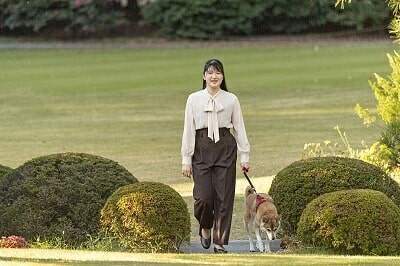 日本皇室爱子公主19岁生日!穿裤装亮相好土,彻底输给真子佳子了