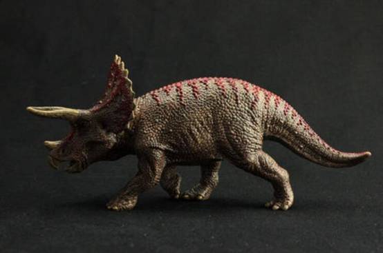 而三角龙是食草性恐龙,前者的体型更大,并且战斗力也明显更强