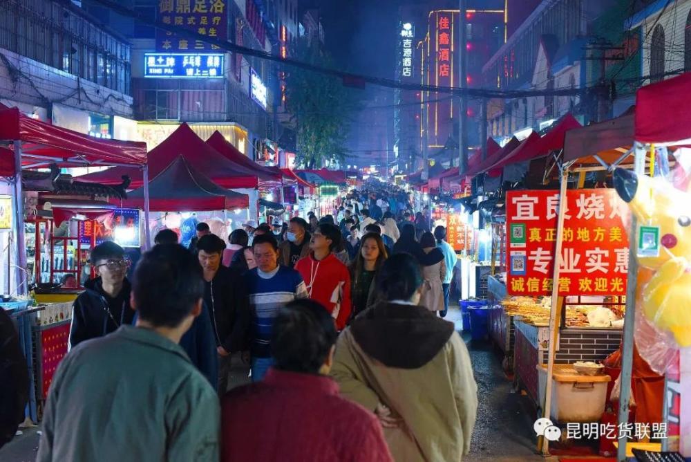 一提的是,启辉百佳音乐美食广场就位于昆明zui热闹的双桥夜市风情街旁