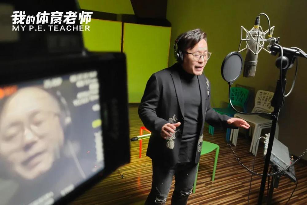 《我们的青春》演唱者许鹤缤在录歌现场