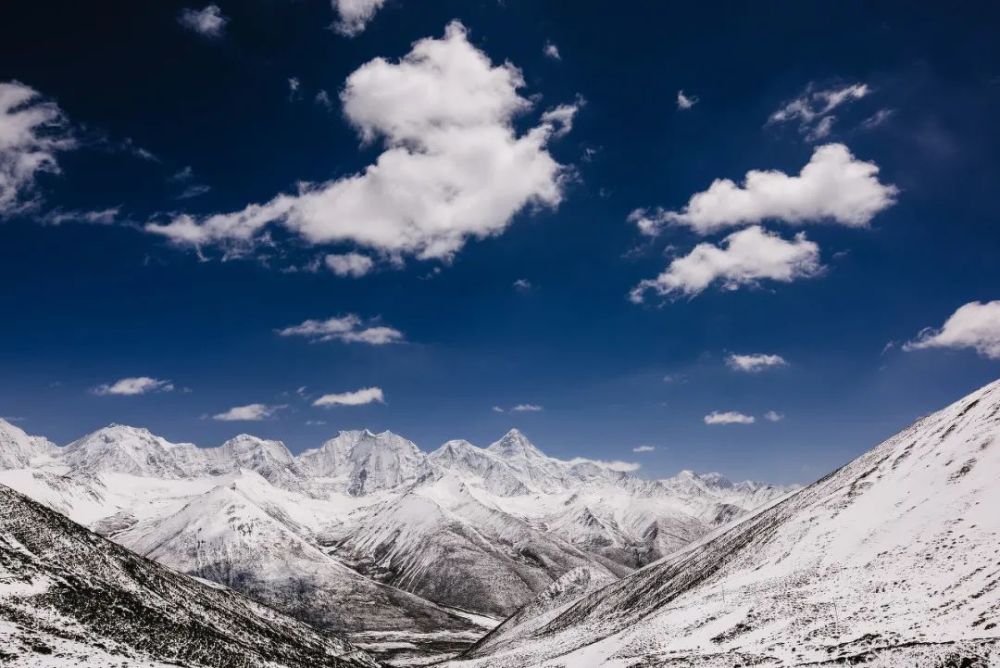 亚拉雪山是中国藏区的 四大神山之一,常年冰雪覆盖的雪山十分壮观