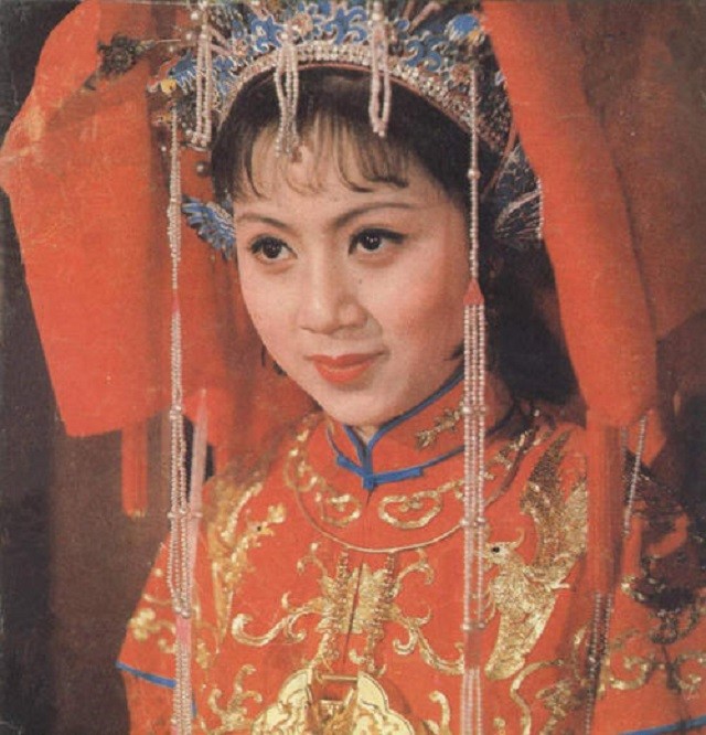 余秋雨的新欢是个美若天仙,从事文艺事业的年轻姑娘——马兰,喜欢