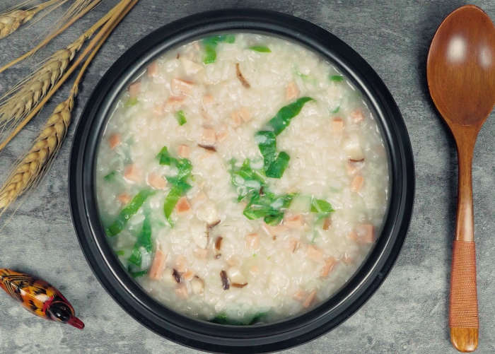 冬日里,给孩子煮一碗火腿香菇青菜粥,烹饪简单,营养美味又解馋