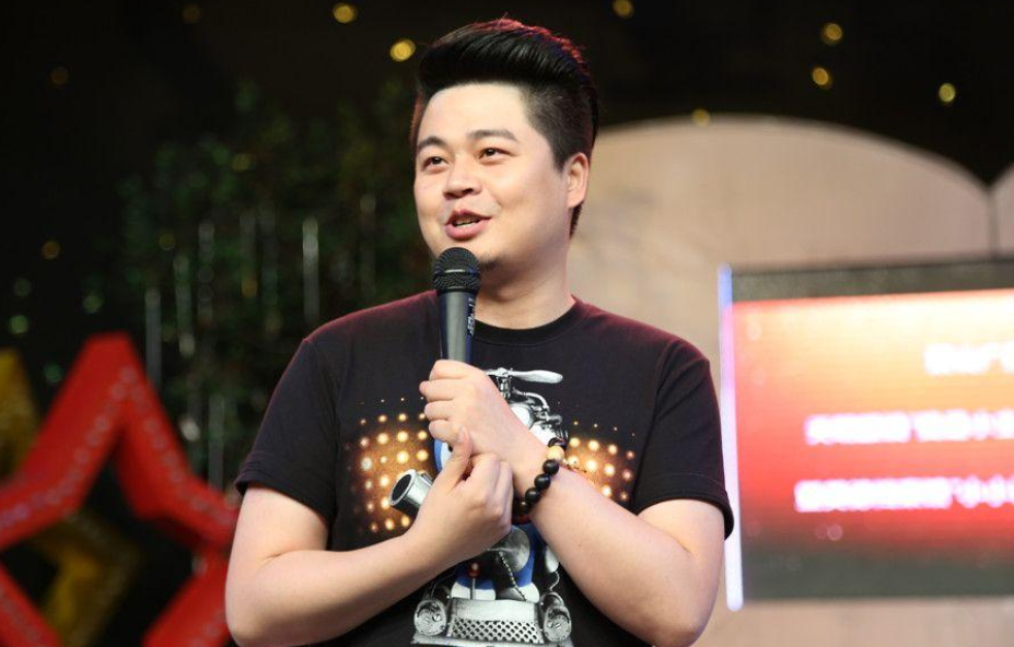 因为工作能力的出色,在内部年终联欢会上沈涛被推举成为了串场主持人.