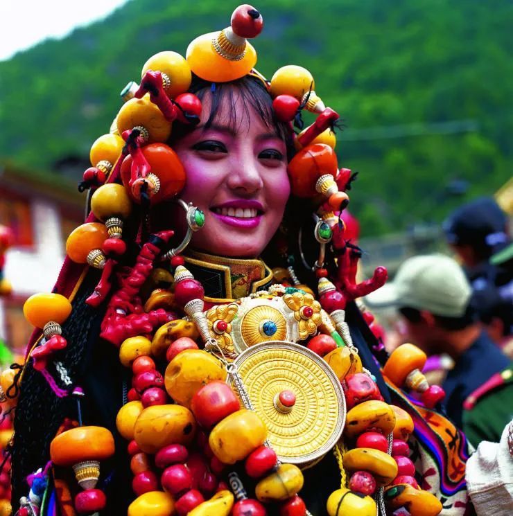 丁真的理塘在雪山脚下骑小马躺在草地上就是一天