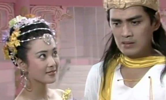 90版《封神榜》:"妲己"傅艺伟穿太少,男主自曝不敢正眼看她