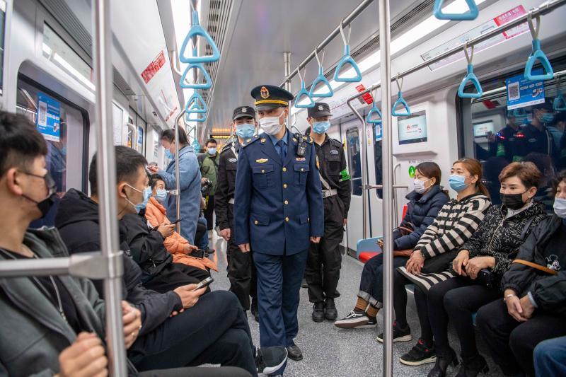 上海轨道交通行政执法大队的工作人员正在地铁一号线巡逻.