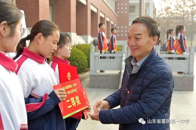 张明平校长为获得"校长奖学金"特等奖的 巩瑞(26班)同学颁发奖学金.