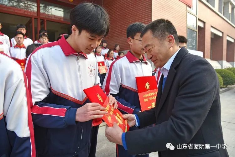 蒙阴一中副校长李成祥为获奖同学颁发奖学金.
