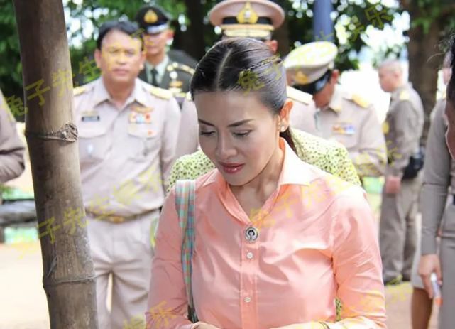 西拉米王妃现身"抖音",引泰国民众怀念,泰王该释放前妻自由了
