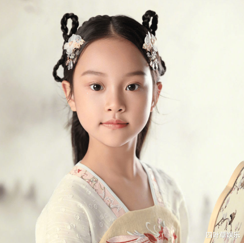 甜馨钢琴独奏照片曝光,蓝色纱裙像小公主,长大后估计是女神人物