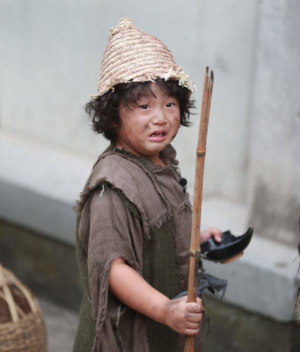 一乞丐骨骼非凡,朱元璋一见他,哭道:孩子,改名跟我姓吧!