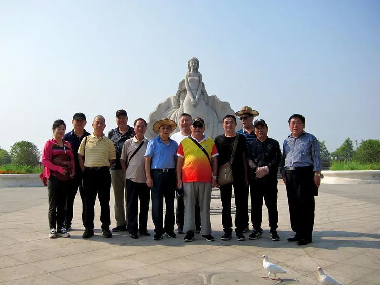 乐亭铁道兵战友会纪国平会长亲自陪同战友们参观菩提岛.