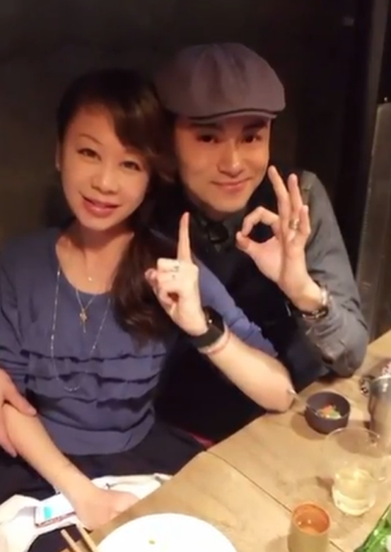 黄浩然和老婆互相送花贺结婚15