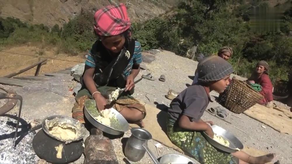 尼泊尔山区穷苦人家中午吃野菜玉米糊,生活虽艰苦,但他们很快乐