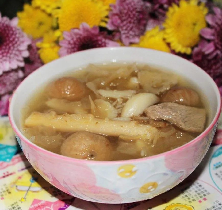 碗 无花果雪耳炖瘦肉