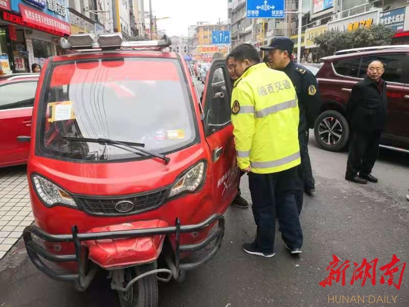 龙山县严打"慢慢游" 专项治理非法营运三轮车