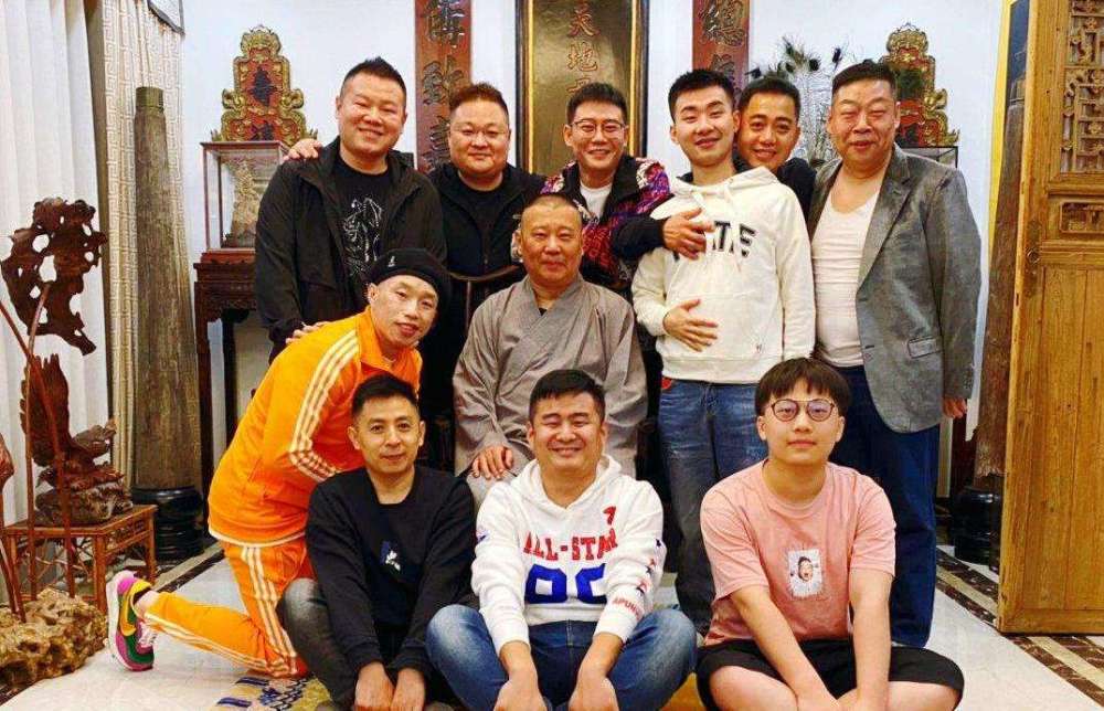 德云社也是如此,在这一次德云社开箱合影上,有资格坐在椅子上的只有四