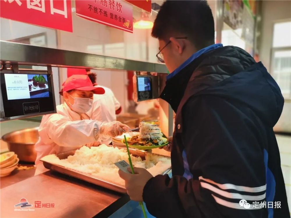 在定州实验中学食堂,学生们吃饭是这样的场景