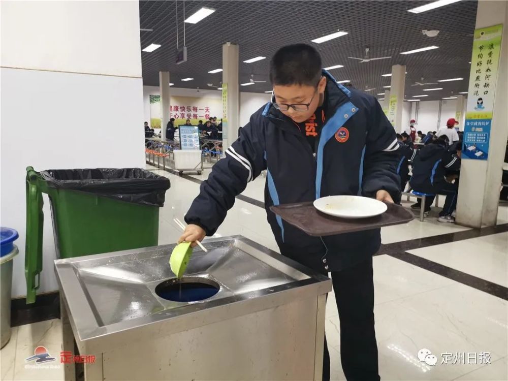 在定州实验中学食堂,学生们吃饭是这样的场景