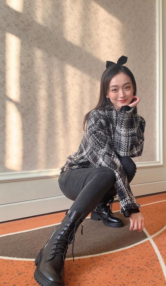 何泓姗真不简单私服搭配穿出逆天长腿经典三色凹造型太绝了