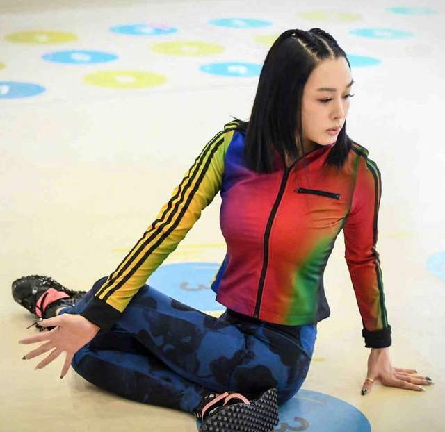 50岁钟丽缇不服老!彩色健身服下配扎染裤,裹一身丰腴却体态难挡