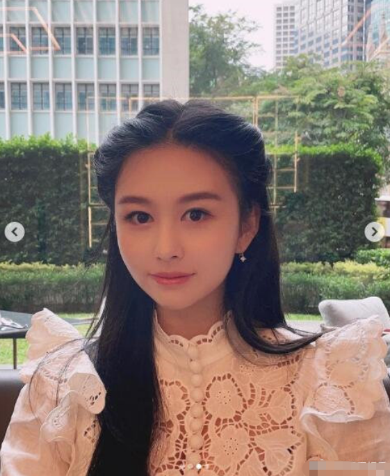 邱淑贞女儿沈月最新近照,气质温婉如名媛,模样媲美年轻时的妈妈