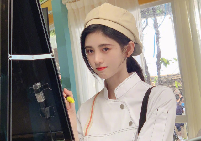 鞠婧祎上综艺受争议,动作仿佛弱女子,网友:四千年美女不会切菜