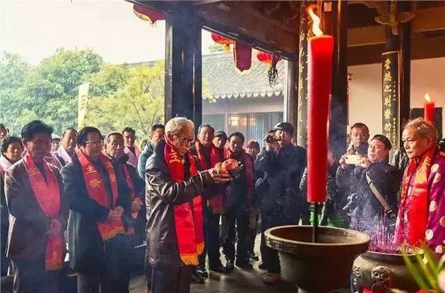 《左传·僖公二十四年"召穆公思周德之不类,故纠合宗族于成周而