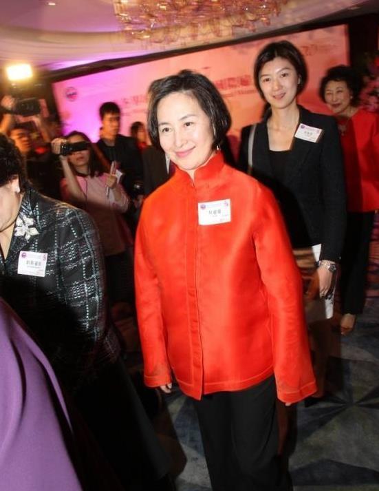 何超琼久违露面,还是一身黑色休闲服,浑身都透着一股潇洒!