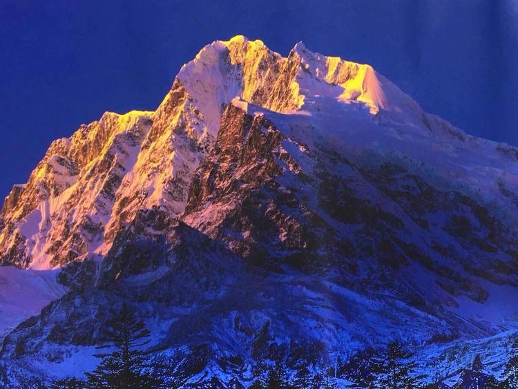 贡嘎神山的日照金山(海螺沟景区内)