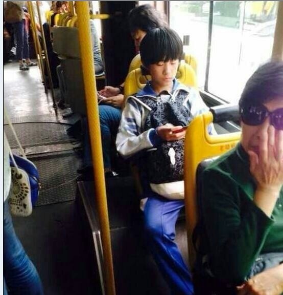 易烊千玺坐公交车旧照 还是校服小男生