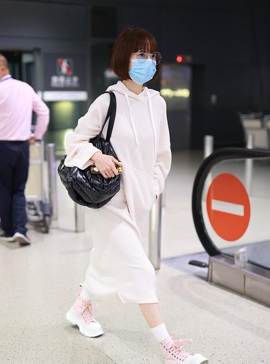 红色高帮鞋怎么搭衣服女生_女生高帮鞋配什么衣服