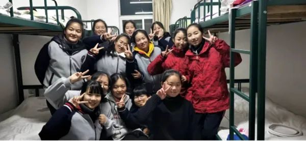 拓展提升素质,实践放飞梦想——实验中学八年级学生走进沙河实践基地