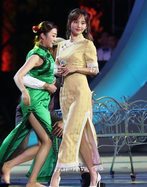 张嘉倪亮相金鸡奖开幕式,穿黄色旗袍优雅又温婉,身材状态双在线