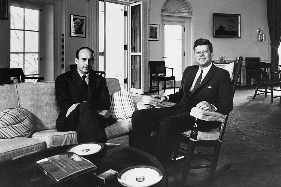 1962年7月24日 美国肯尼迪总统在白宫椭圆形办公室时任法国财政部长的