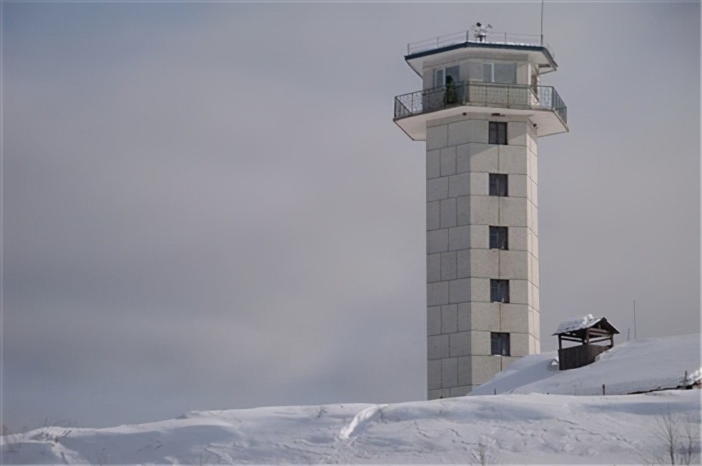 班公湖哨所近况暴风雪中灯火通明俄媒感叹实力所致