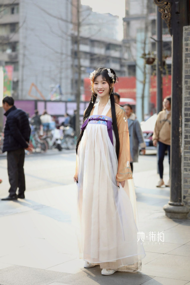 街边的汉服小姐姐太有仙气了吧好像是从画中走出来的
